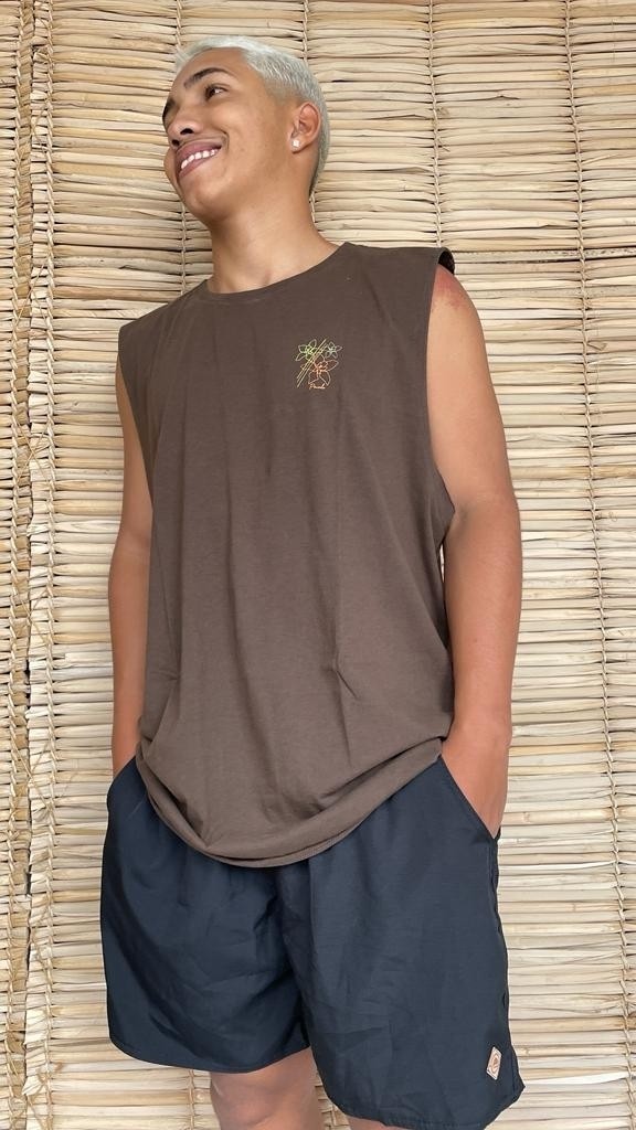  Regata Machão Mentes Tropicais Marrom